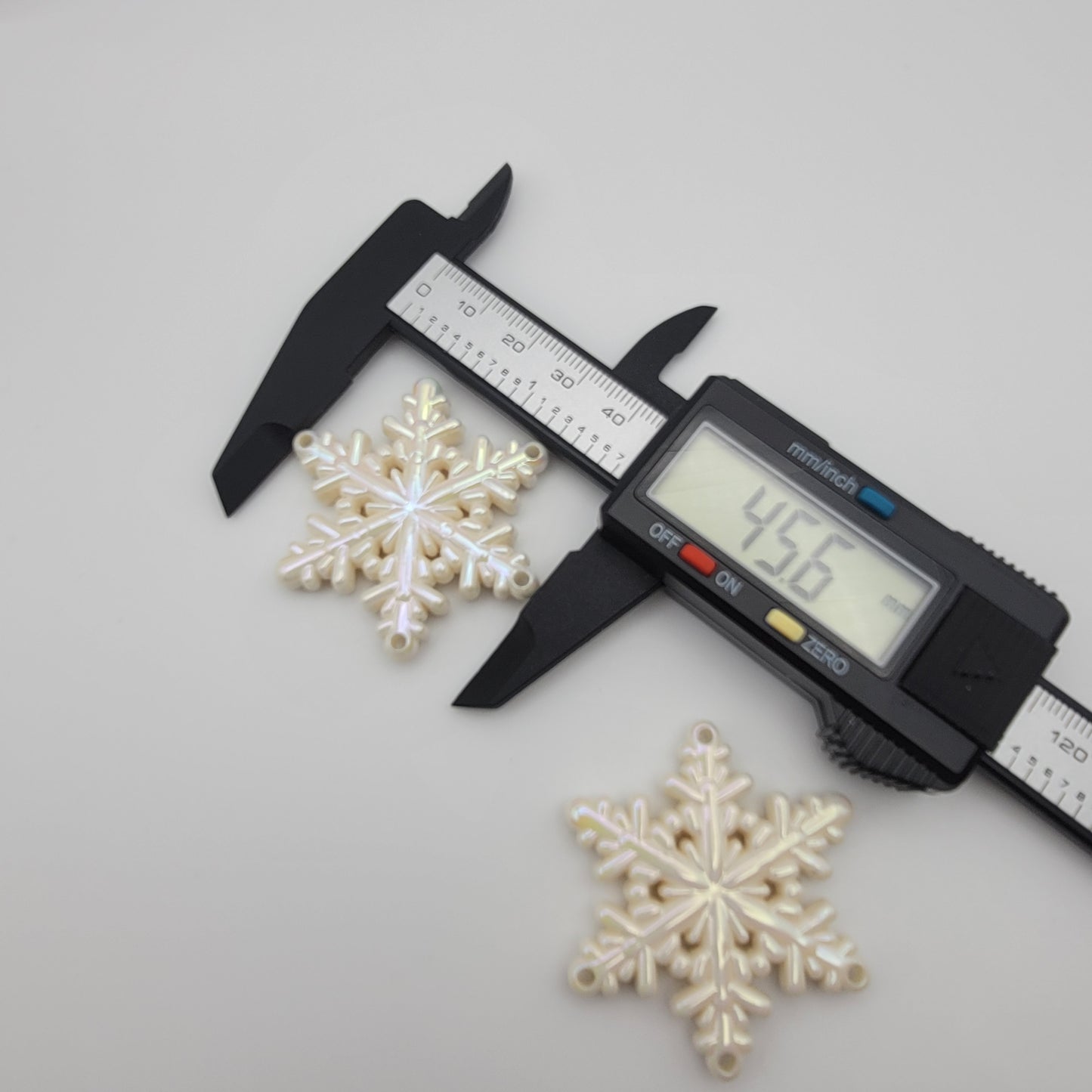 Iridescent Snowflake Charm Pendants – Acrylic Winter Pendants for Jewelry, Ornaments & DIY Crafts