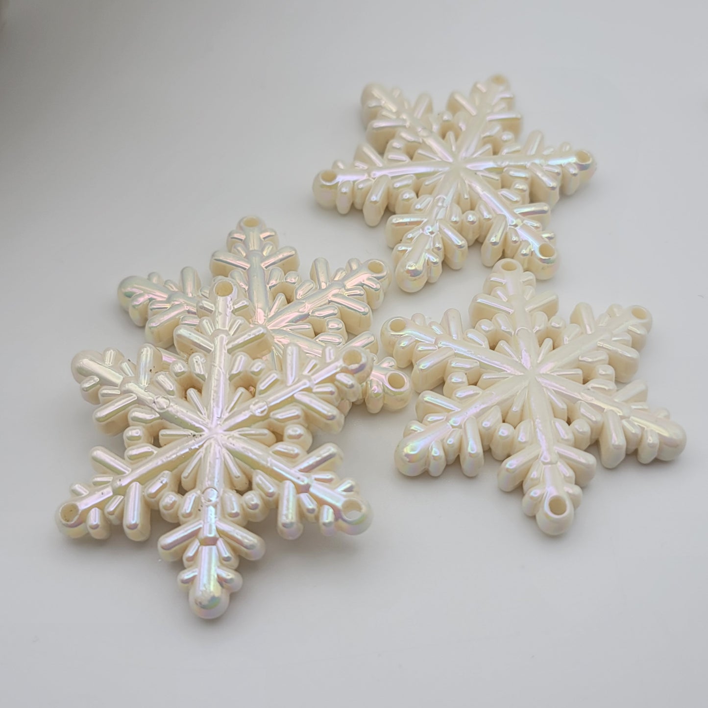 Iridescent Snowflake Charm Pendants – Acrylic Winter Pendants for Jewelry, Ornaments & DIY Crafts