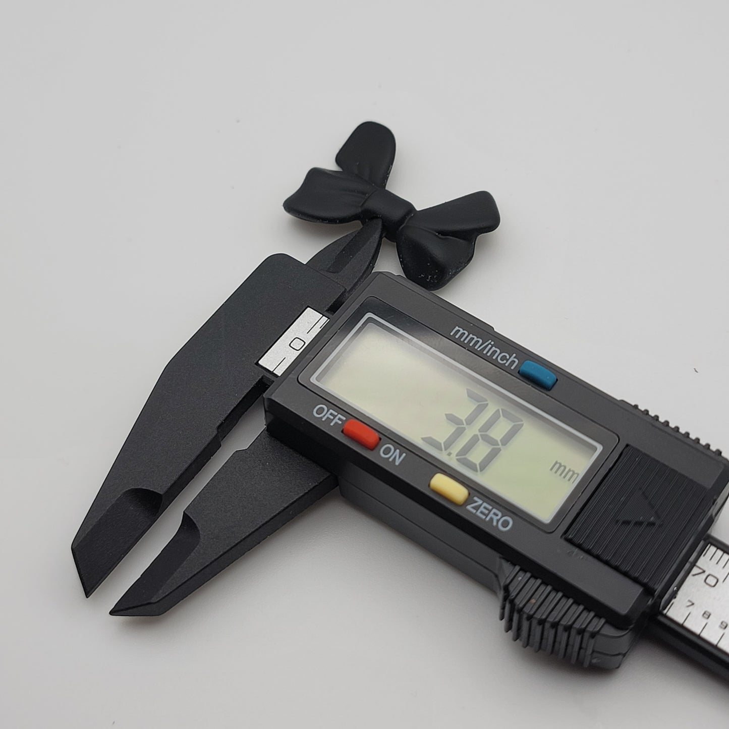 Acrylic silicone touch bow beads