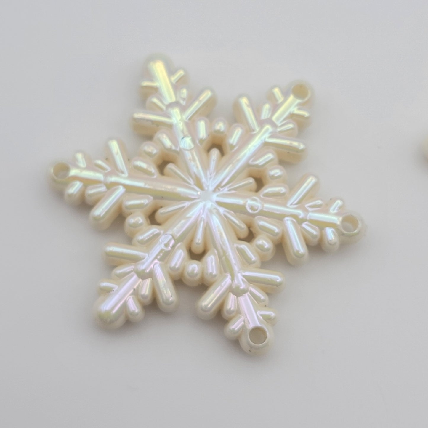 Iridescent Snowflake Charm Pendants – Acrylic Winter Pendants for Jewelry, Ornaments & DIY Crafts